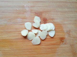 5、甜豆红萝卜炒虾仁,大蒜切成片。