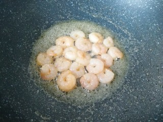 7、甜豆红萝卜炒虾仁,快速划炒虾仁至熟,盛出备用。