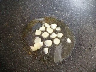 8、甜豆红萝卜炒虾仁,锅底留余油,下入蒜片炒香。