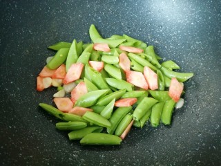 9、甜豆红萝卜炒虾仁,下入甜豆红萝卜。