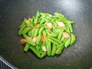 10、甜豆红萝卜炒虾仁,翻炒至甜豆变色。