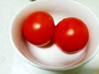 3、果蔬纯奶汁,西红柿洗净