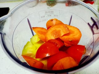 7、果蔬纯奶汁,果蔬放入料理机中