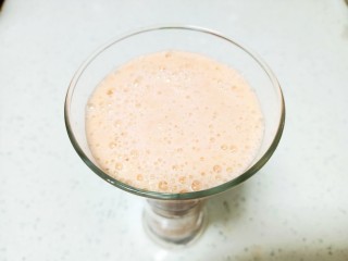 10、果蔬纯奶汁,倒入杯中