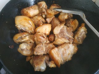 6、红焖肘子,放入肘子翻炒上色,盛出待用