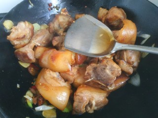 9、红焖肘子,加入适量料酒翻炒