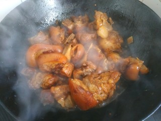 15、红焖肘子,倒出放入炒锅收汤