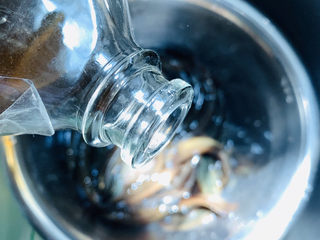 3、红烧泥鳅,加入适量料酒;