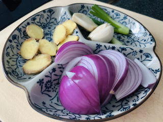 9、红烧泥鳅,准备姜,蒜瓣等;