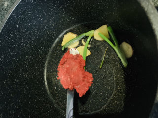 11、红烧泥鳅,加一勺酒糟,炒香;