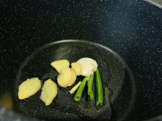 10、红烧泥鳅,锅里加油,加入姜片蒜瓣炒香;