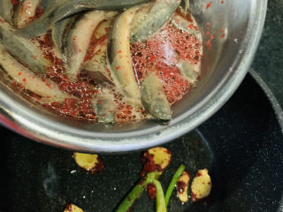 12、红烧泥鳅,加入腌好的泥鳅;