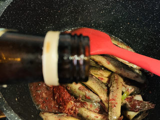 13、红烧泥鳅,加料酒,炒香;