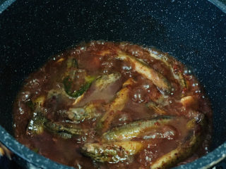 16、红烧泥鳅,加些清水,搅拌均匀,煮开,盖住锅盖焖一会;