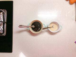 3、黑糖软糕,黑糖加入140g水中，酵母加入30g水中，搅拌均匀备用