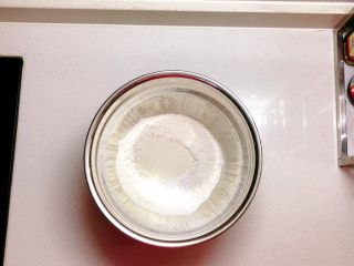 4、黑糖软糕,在面粉中加入白砂糖和泡打粉备用