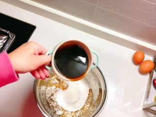 5、黑糖软糕,在面粉中加入黑糖水和酵母水，搅拌均匀备用