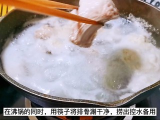 3、红烧土豆排骨,在沸过的同时，用筷子将排骨涮干净，捞出控水备用
