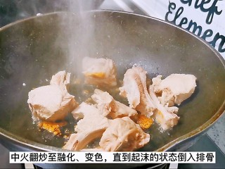 7、红烧土豆排骨,倒入焯水的排骨