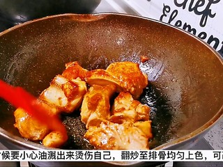 8、红烧土豆排骨,这个时候要小心油溅出来伤到自己，翻炒至排骨均匀上色，改中火