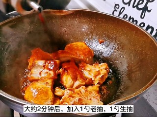 9、红烧土豆排骨,翻炒大约两分钟后，加入一勺老抽一勺生抽
