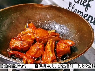 11、红烧土豆排骨,慢慢的翻炒均匀，一直保持中火，翻炒出香味儿，约炒两分钟