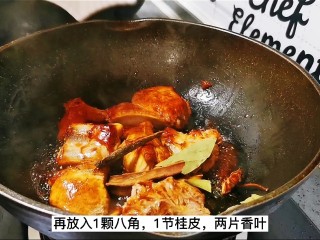 10、红烧土豆排骨,再放入一颗八角一节桂皮两片香叶。