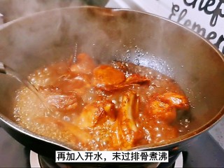 12、红烧土豆排骨,加入开水没过排骨大火煮沸