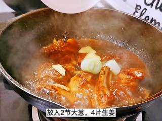 13、红烧土豆排骨,放入两节大葱，四片生姜