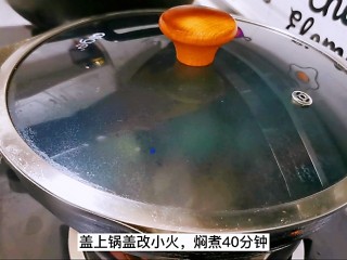 14、红烧土豆排骨,盖上锅盖，改小火焖煮40分钟