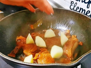 17、红烧土豆排骨,煮好的排骨里放入土豆