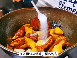 19、红烧土豆排骨,加入5克盐调味，翻炒均匀