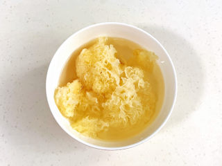 2、紫薯银耳汤,银耳提早用清水浸泡1小时。