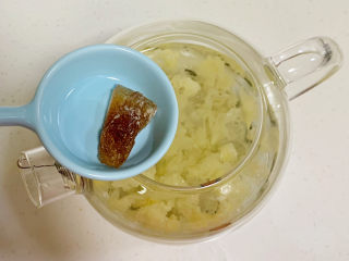 6、紫薯银耳汤,加入老冰糖，炖煮30分钟。