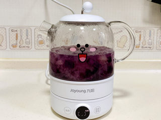 7、紫薯银耳汤,接着加入事先切好的紫薯块，继续炖煮15分钟。