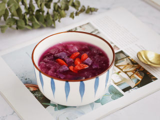 10、紫薯银耳汤,不管是早餐来一碗或下午茶时间备一份，都相当不错！