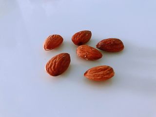 2、胡萝卜西红柿汁,大杏仁。