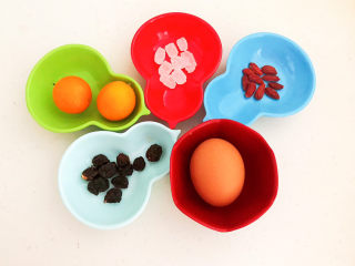 1、桂圆炖蛋,准备食材：桂圆肉12粒，土鸡蛋，枸杞10粒，冰糖10粒，小金桔2个