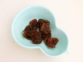 3、桂圆炖蛋,泡发好的桂圆肉备用