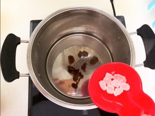 8、桂圆炖蛋,加入冰糖