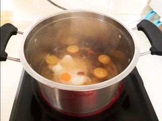 13、桂圆炖蛋,打入一颗土鸡蛋