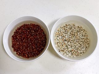 1、红豆薏米甜酒酿,赤小豆和薏米用清水浸泡一个晚上,天热请放在冰箱内冷藏过夜。