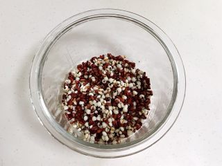 2、红豆薏米甜酒酿,泡好的赤小豆和薏米冲洗干净,放入美的BB煲玻璃内胆中。