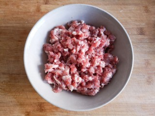 1、糖醋东北肉签子,瘦肥8：2的五花肉馅300克。