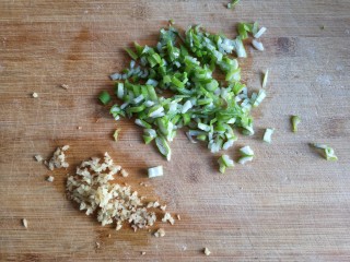 2、糖醋东北肉签子,葱姜适量切成末。