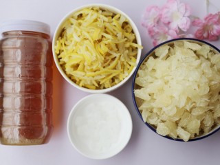 5、超养人的自制蜂蜜柚子茶,准备好柚子皮，柚子肉，蜂蜜和冰糖。