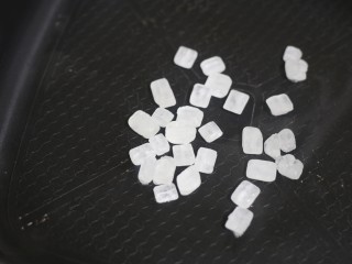 9、超养人的自制蜂蜜柚子茶,冰糖下锅。