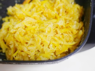 12、超养人的自制蜂蜜柚子茶,关火，倒入碗中。