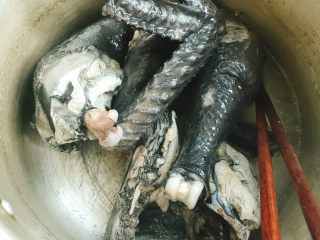 4、白果腐竹炖乌鸡,将水倒掉