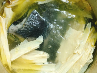 13、白果腐竹炖乌鸡,大火烧开